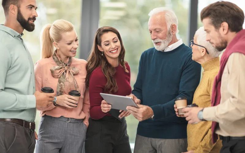 Equipo directivo revisando indicadores en una tablet